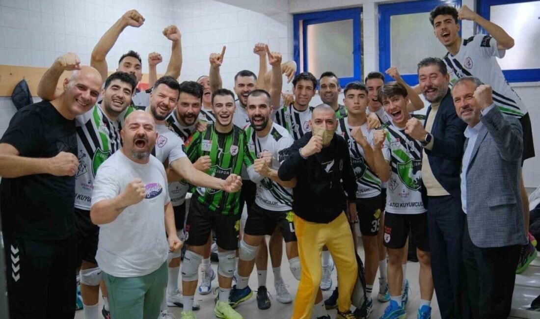 Türkiye Erkekler 2. Voleybol Ligi ekiplerinden Denizlispor Cavidil Erkek Voleybol