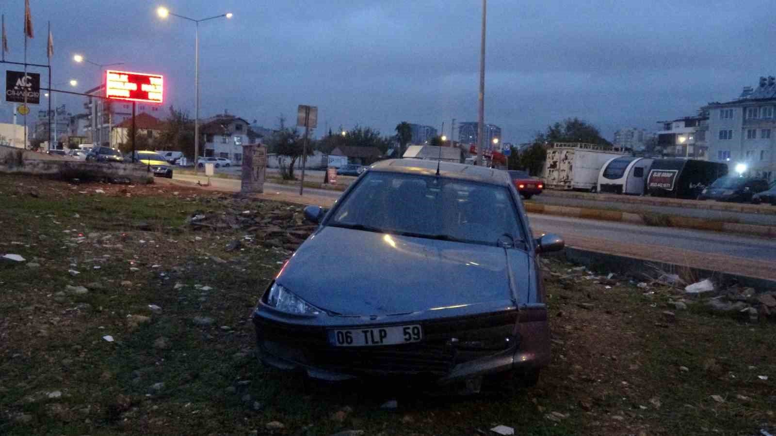 14 yaşındaki çocuğun kullandığı araç kaldırımda yürüyen aileye çarptı: 1’i bebek 3 yaralı