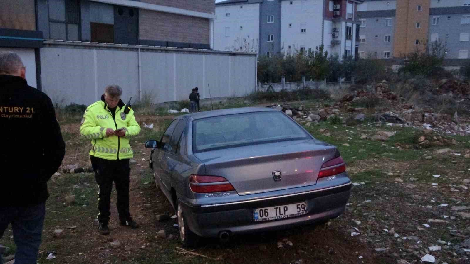 14 yaşındaki çocuğun kullandığı araç kaldırımda yürüyen aileye çarptı: 1’i bebek 3 yaralı