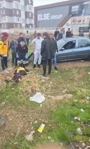 14 yaşındaki çocuğun kullandığı araç kaldırımda yürüyen aileye çarptı: 1’i bebek 3 yaralı