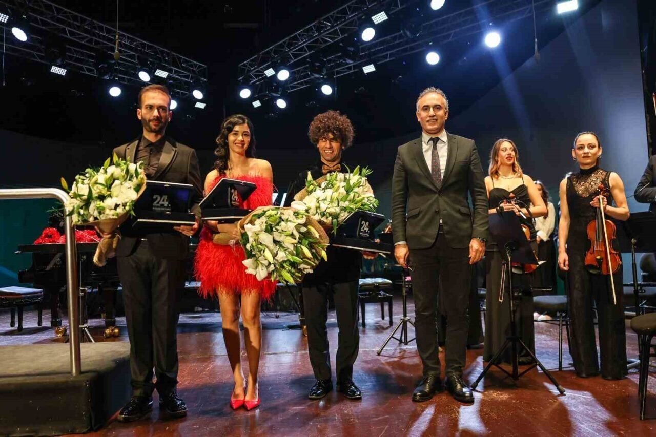 Agora Senfoni Orkestrası, sokak hayvanları için sahne aldı