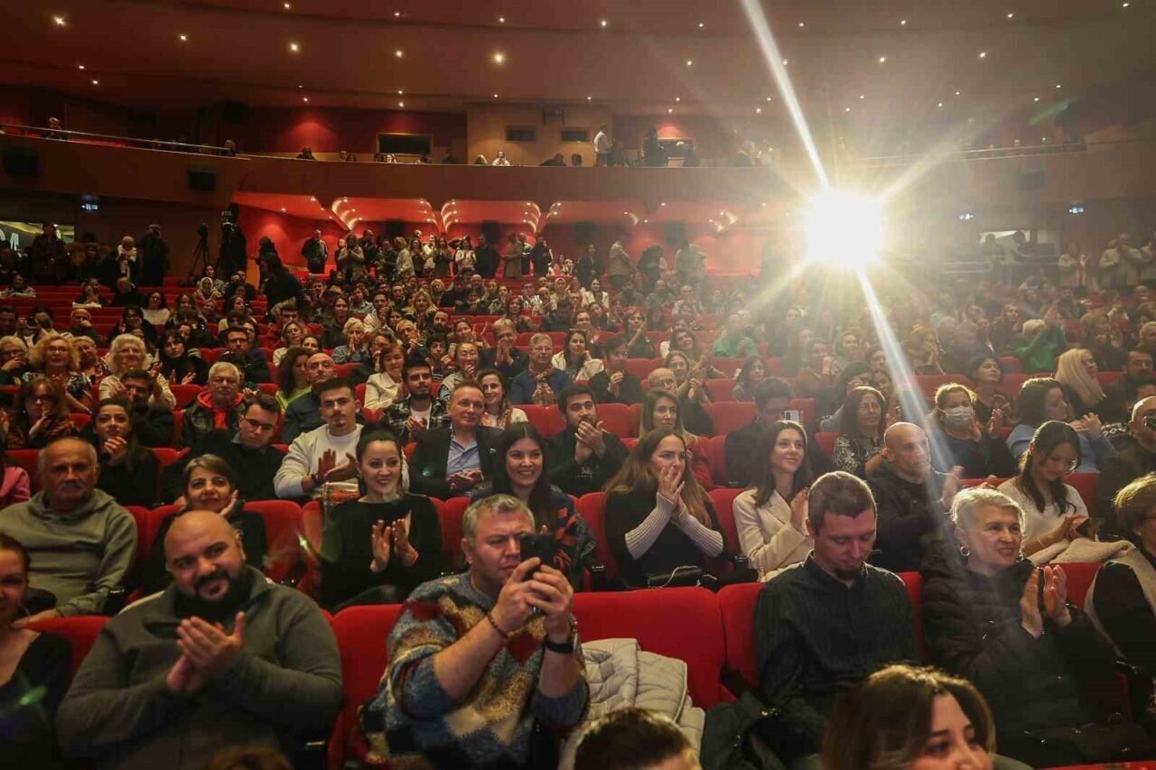 Agora Senfoni Orkestrası, sokak hayvanları için sahne aldı