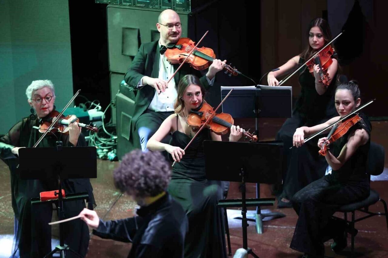 Agora Senfoni Orkestrası, sokak hayvanları için sahne aldı