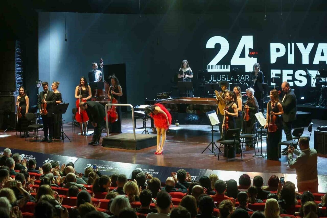 Agora Senfoni Orkestrası, sokak hayvanları için sahne aldı Agora Senfoni Orkestrası, sokak hayvanları için sahne aldı