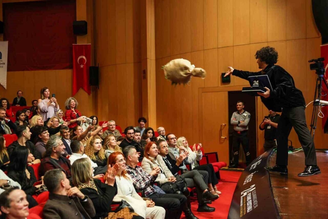 Agora Senfoni Orkestrası, sokak hayvanları için sahne aldı