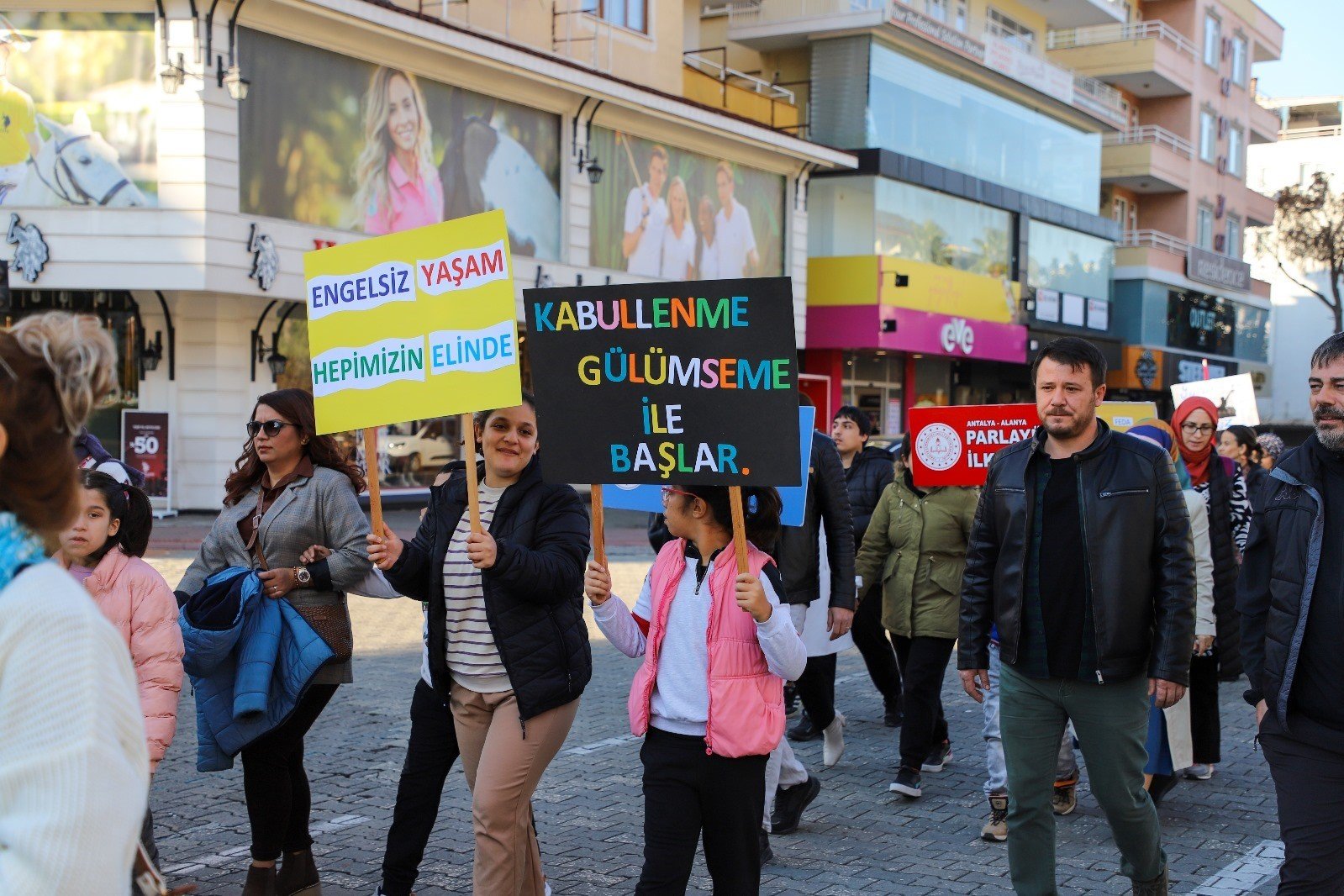 Alanya’da engelli bireyler farkındalık için yürüdü