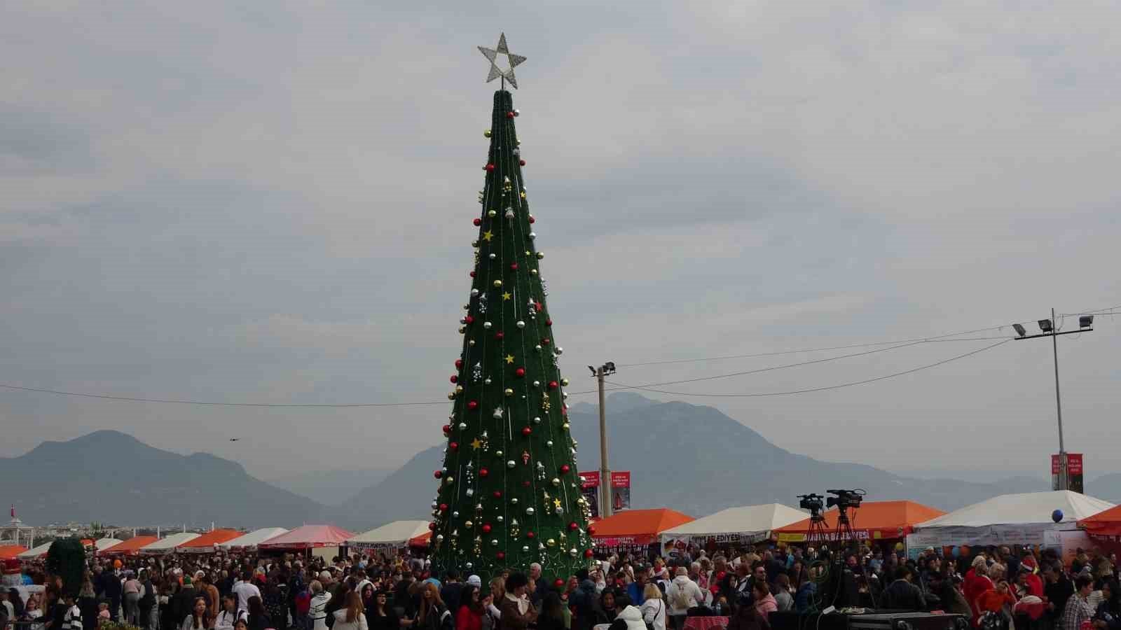 Alanya’da klasik Noel pazarı kapılarını konuklara açtı