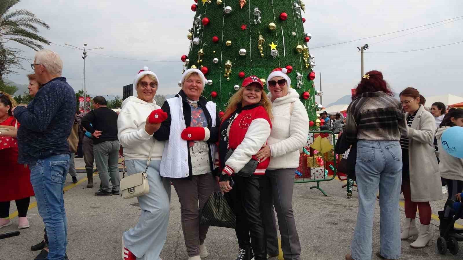 Alanya’da klasik Noel pazarı kapılarını konuklara açtı