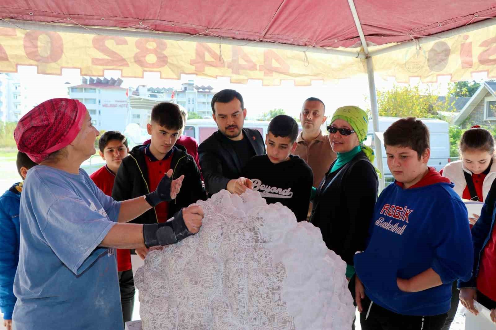 Alanya’da öğrenciler sanatla tanışıyor