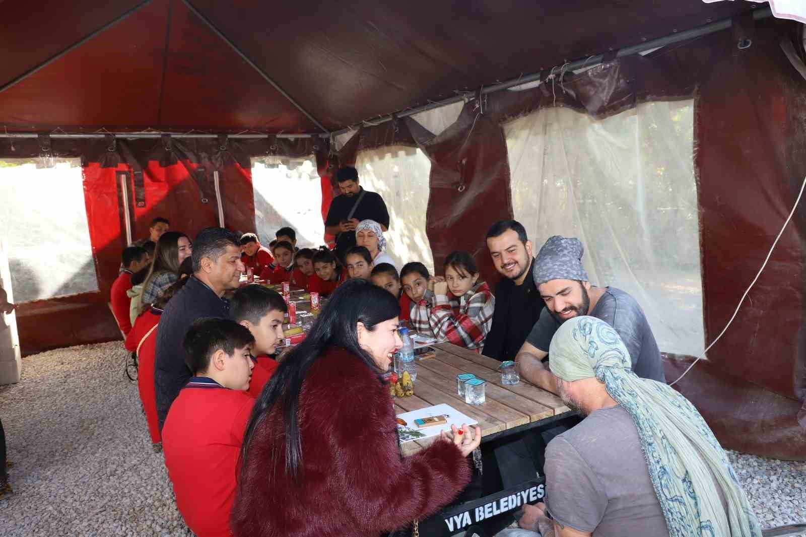 Alanya’da öğrenciler sanatla tanışıyor