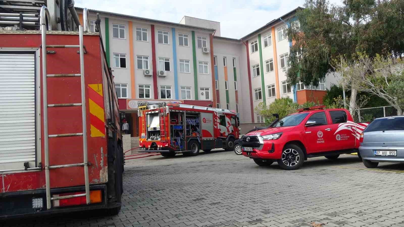 Antalya’nın Alanya ilçesinde bir lisenin kazan dairesindeki trafonun patlaması yangına