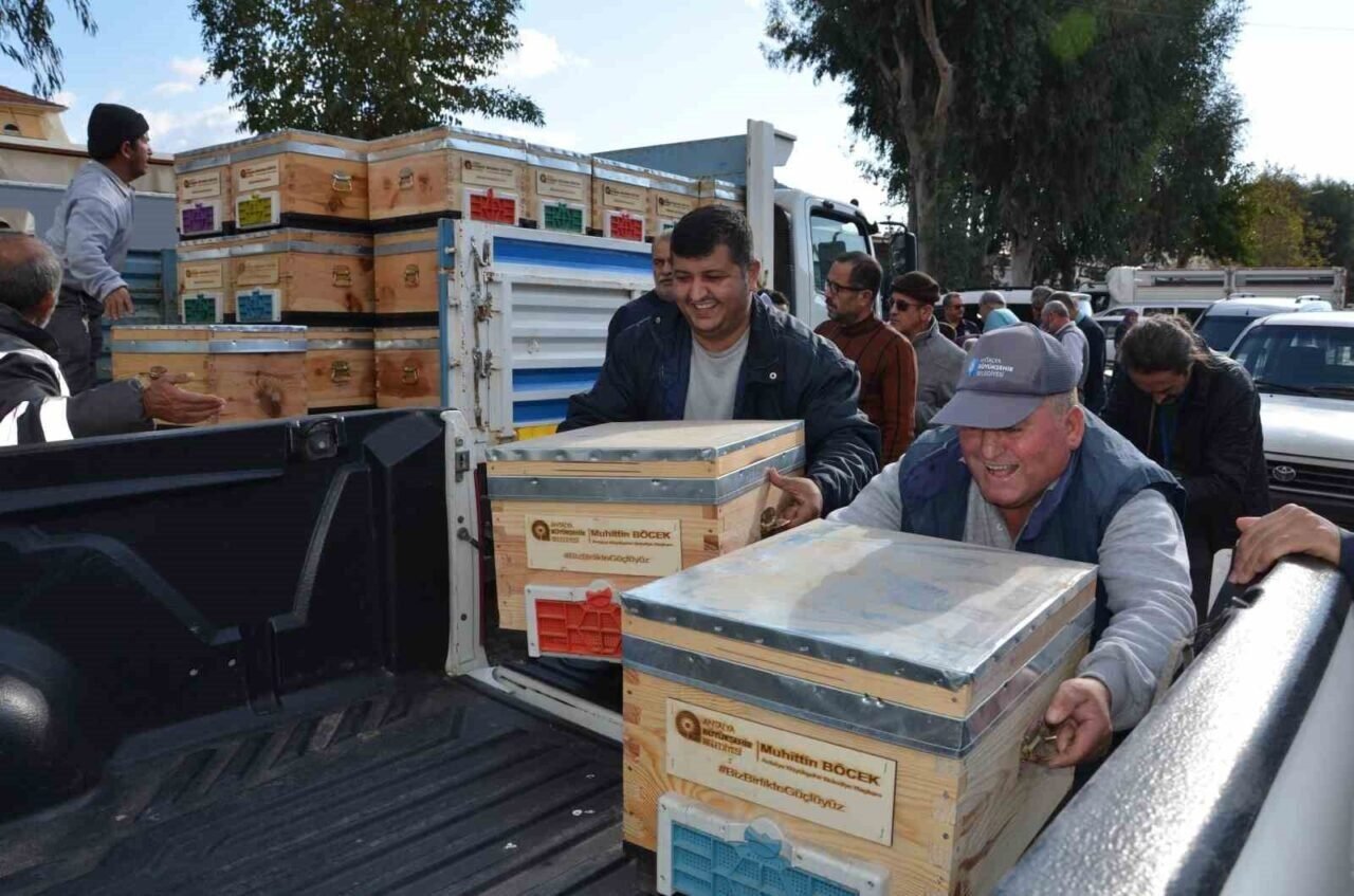 Alanyalı bal üreticilerine arı kovanı hibe edildi