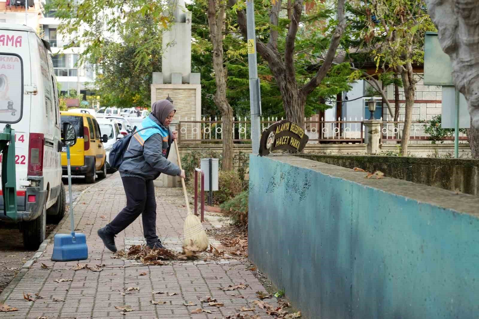 Alanya’nın paklığına bayan eli değdi