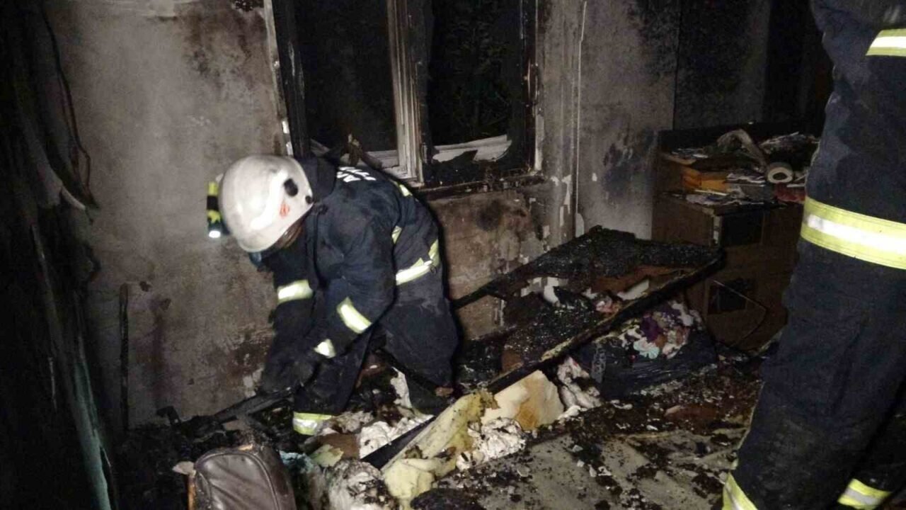 Anne ve 2 çocuğu yangından kurtuldu, odaları küle döndü
