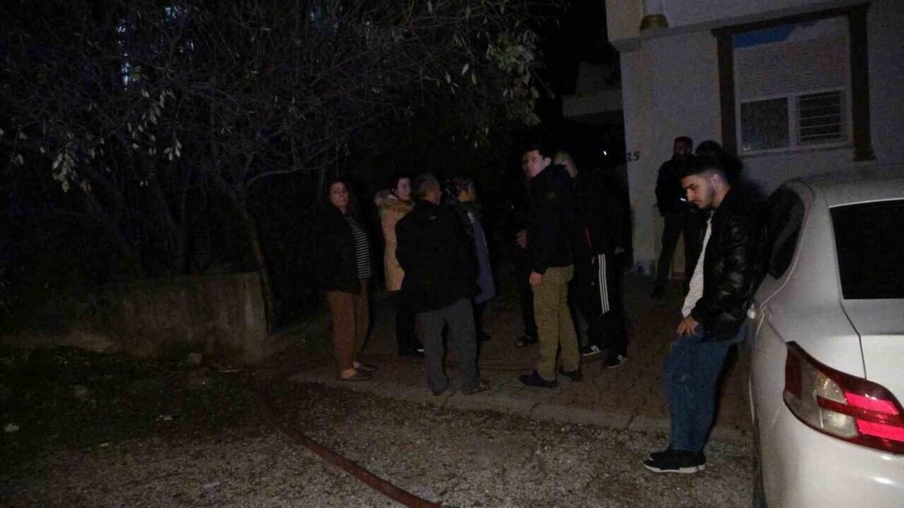Anne ve 2 çocuğu yangından kurtuldu, odaları küle döndü