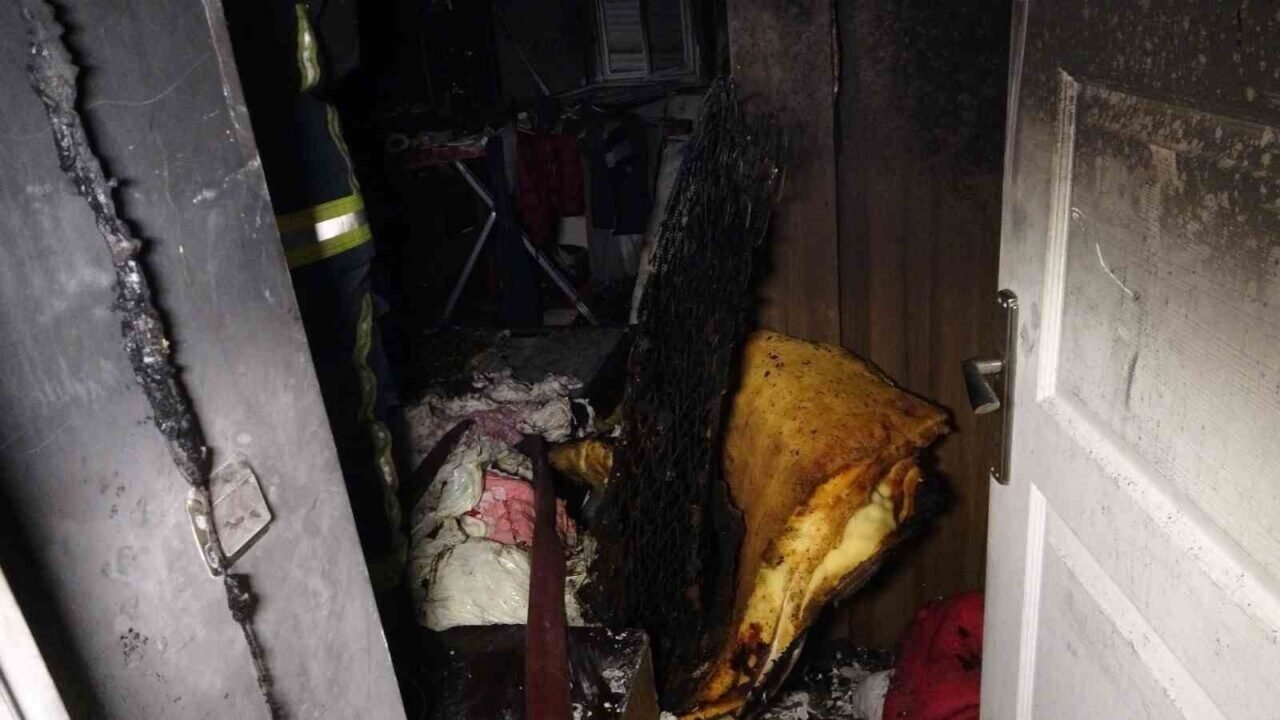 Anne ve 2 çocuğu yangından kurtuldu, odaları küle döndü