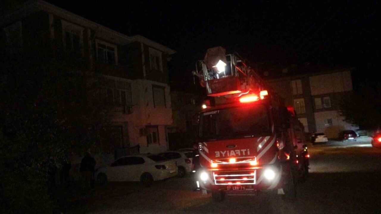 Anne ve 2 çocuğu yangından kurtuldu, odaları küle döndü