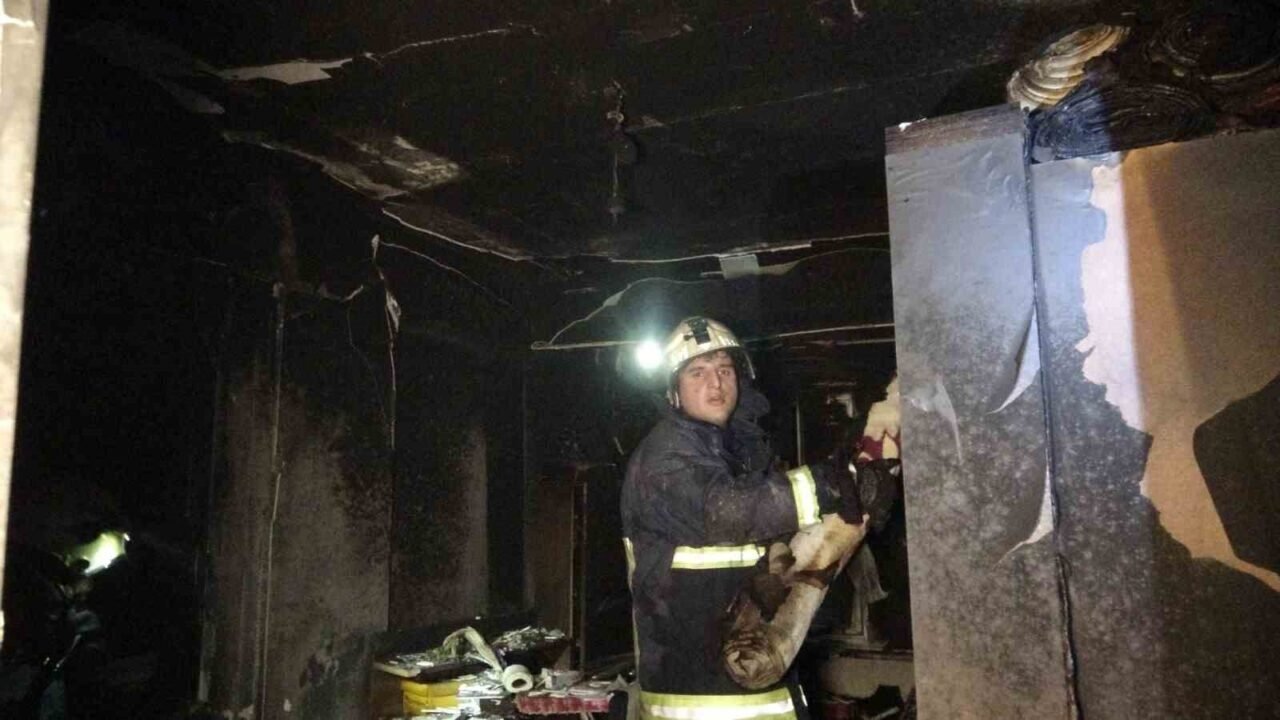 Anne ve 2 çocuğu yangından kurtuldu, odaları küle döndü