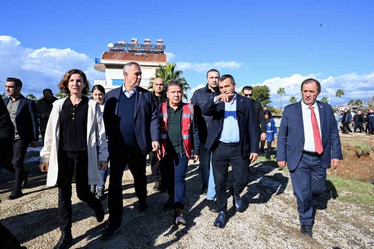 Antalya Büyükşehir Belediye Başkanı Muhittin Böcek’ten Manavgat’a geçmiş olsun ziyareti