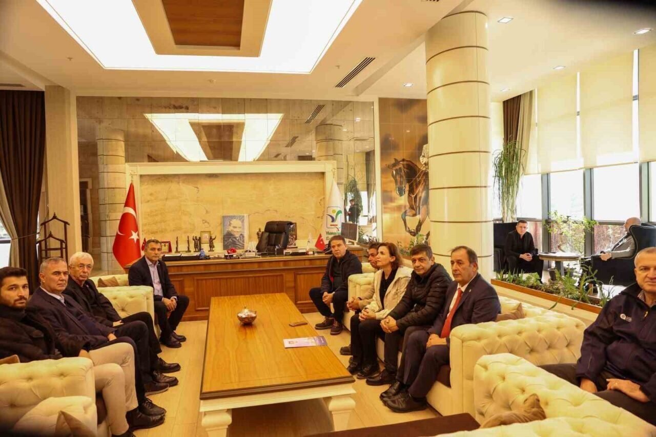 Antalya Büyükşehir Belediye Başkanı Muhittin Böcek’ten Manavgat’a geçmiş olsun ziyareti
