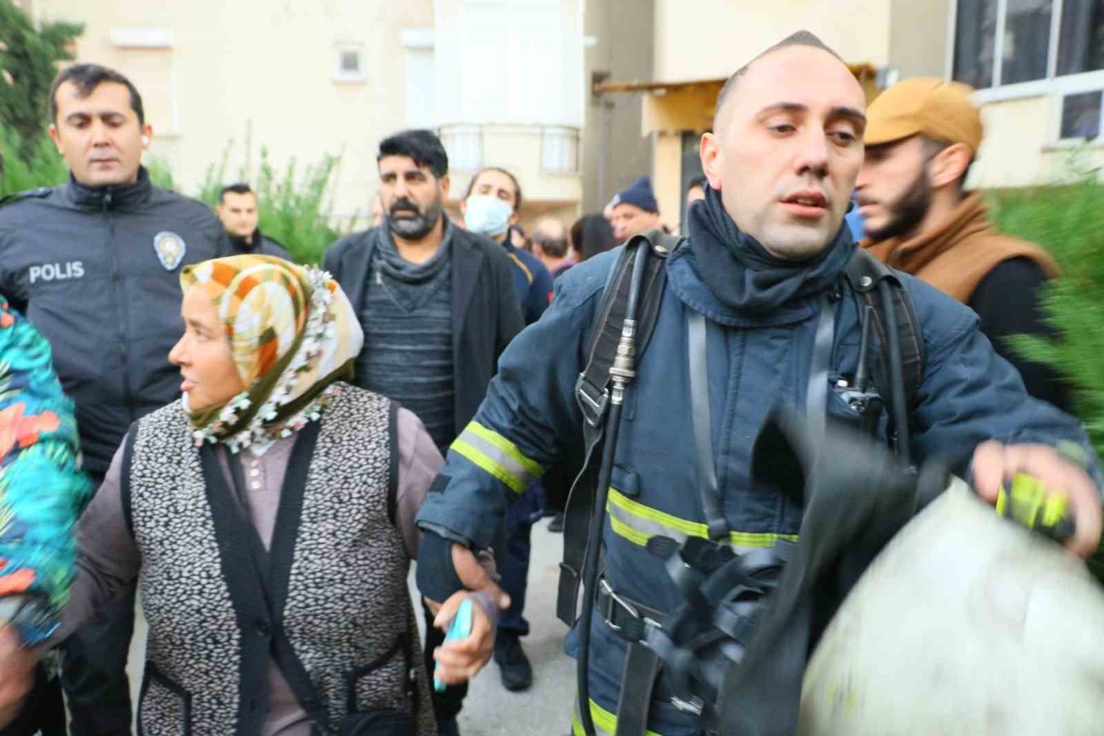 Antalya’da 9 katlı bir ikamette çıkan yangın apartman sakinlerine endişe