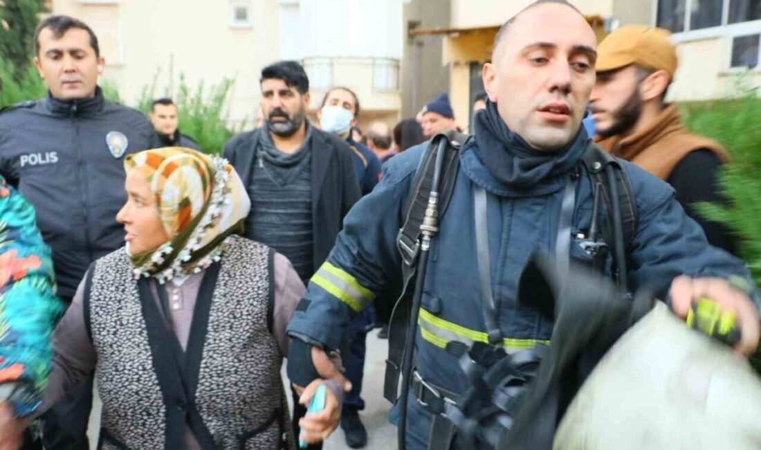 Antalya’da 9 katlı bir ikamette çıkan yangın apartman sakinlerine korku