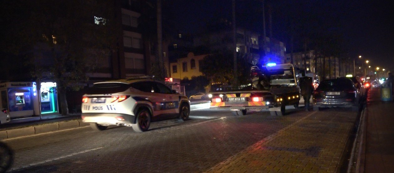 Antalya’da ’dur’ ihtarına uymayan 16 yaşındaki çocuk motosikletle polise çarptı