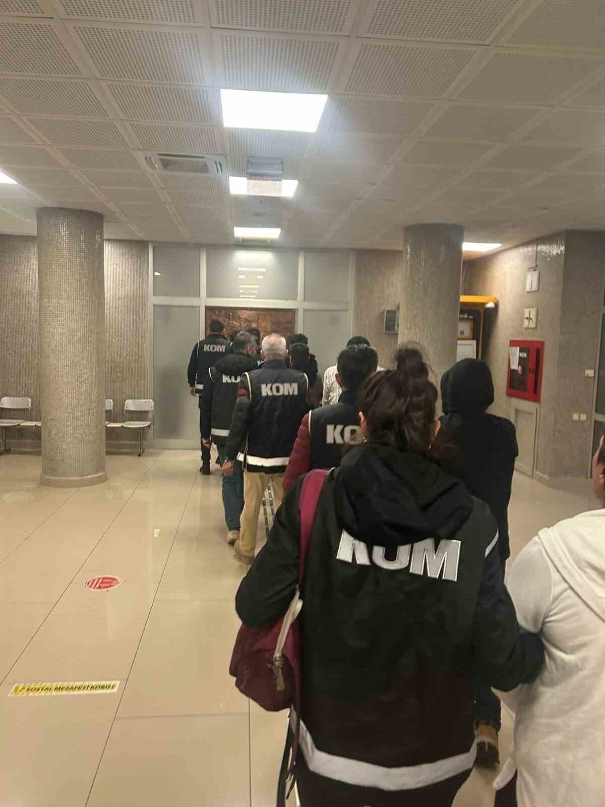 Antalya’da gasp şüphelisi 7 kişi tutuklandı Antalya’da gasp şüphelisi 7 kişi tutuklandı