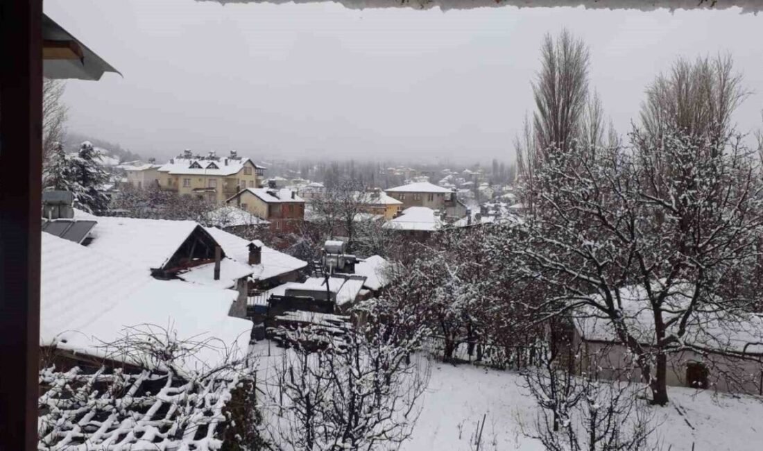 Antalya’nın Kaş ilçesine bağlı Gömbe Yaylası, kar yağışıyla birlikte beyaz