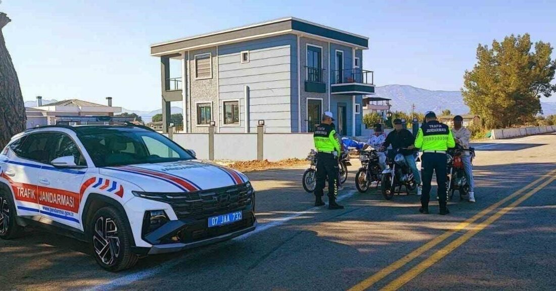 Antalya’da jandarmanın motosiklet kullanıcılarına yönelik gerçekleştirdiği denetimlerde 461 sürücüye 1