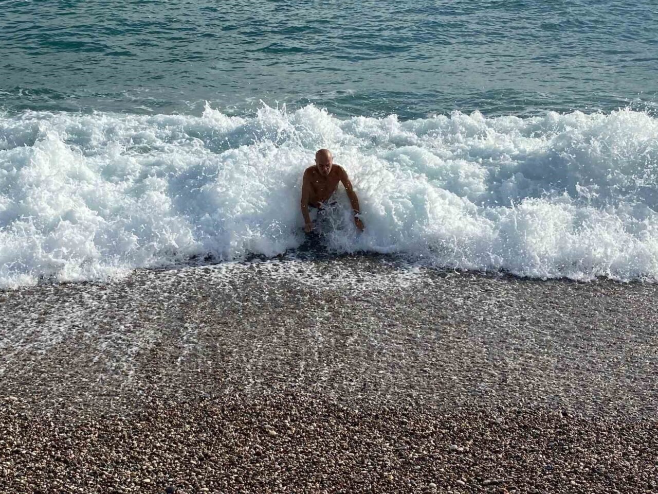 Antalya’da ‘turuncu kod’ uyarısına rağmen güneşli hava ve denizin keyfini çıkardılar