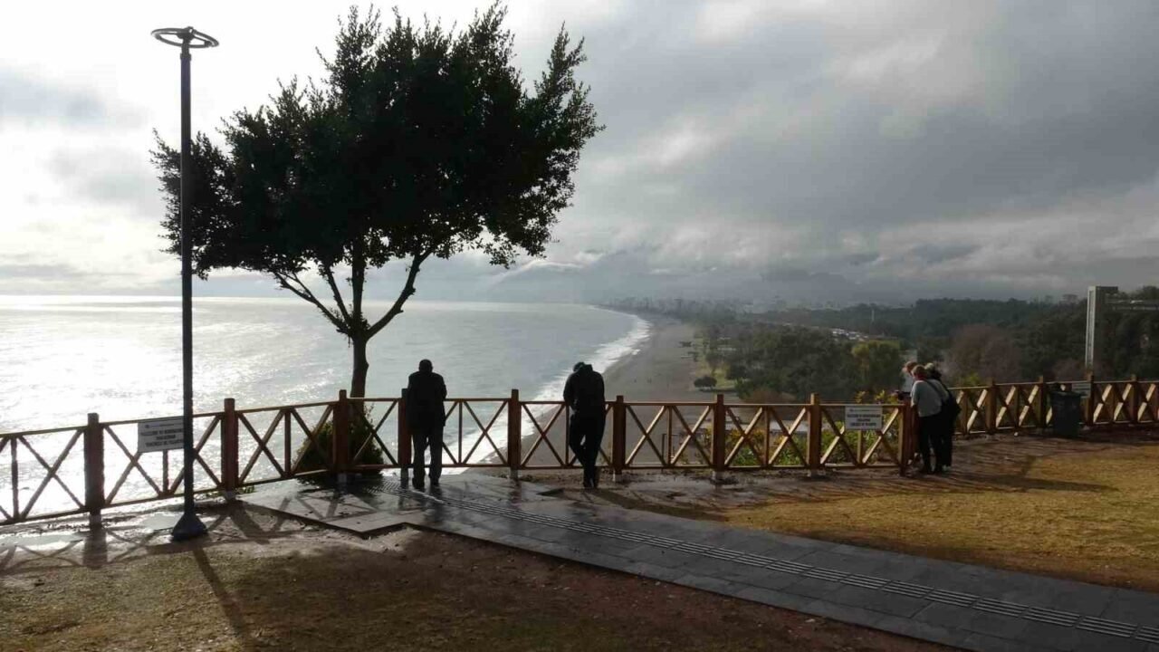 Antalya’da ‘turuncu kod’ uyarısına rağmen güneşli hava ve denizin keyfini çıkardılar