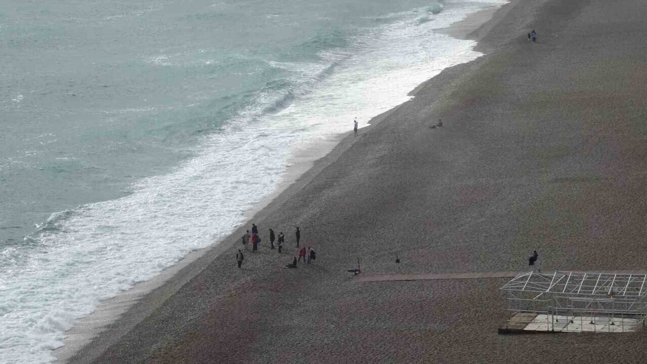 Antalya’da ‘turuncu kod’ uyarısına rağmen güneşli hava ve denizin keyfini çıkardılar