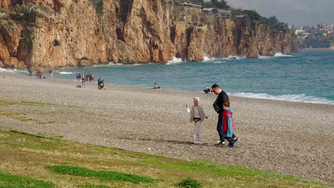 Antalya’da ‘turuncu kod’ uyarısına rağmen güneşli hava ve denizin keyfini çıkardılar