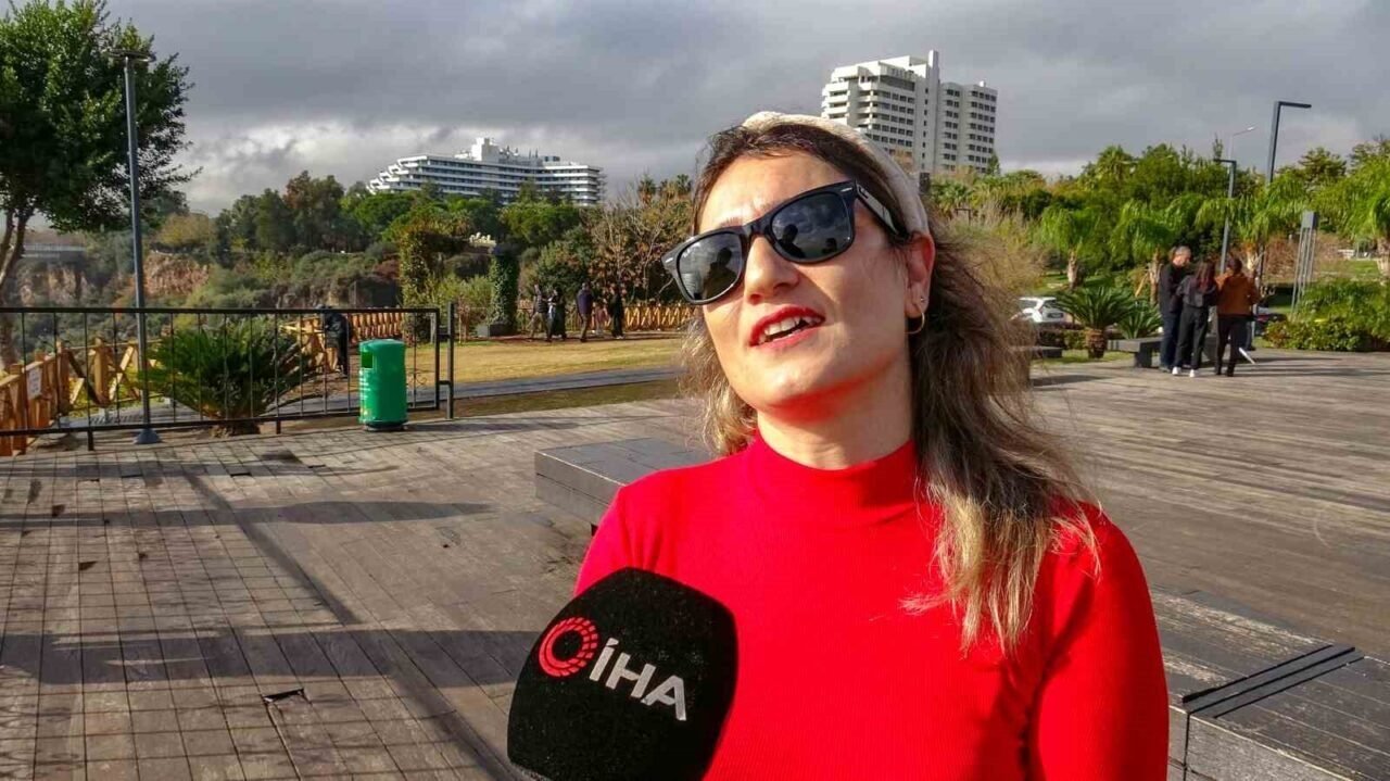 Antalya’da ‘turuncu kod’ uyarısına rağmen güneşli hava ve denizin keyfini çıkardılar