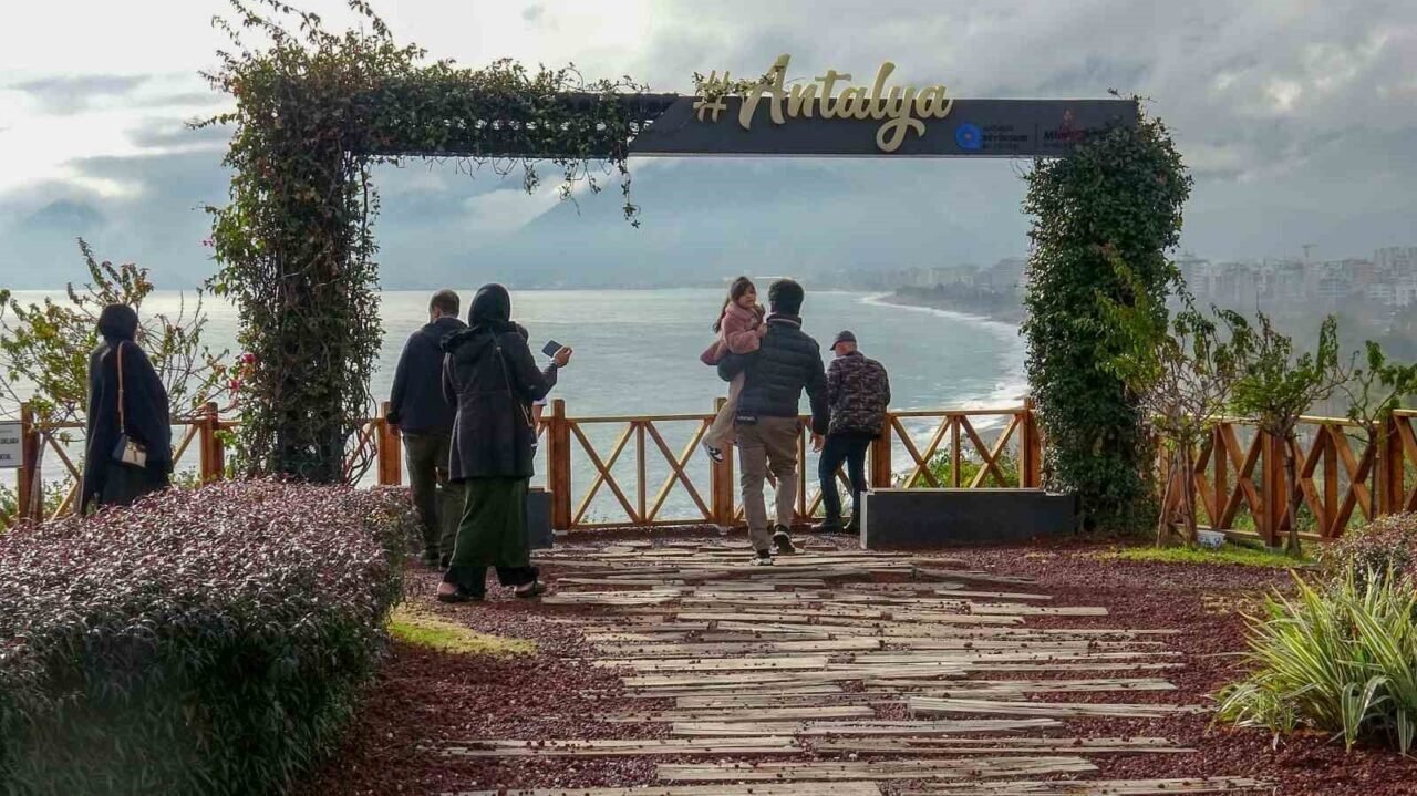 Antalya’da ‘turuncu kod’ uyarısına rağmen güneşli hava ve denizin keyfini çıkardılar