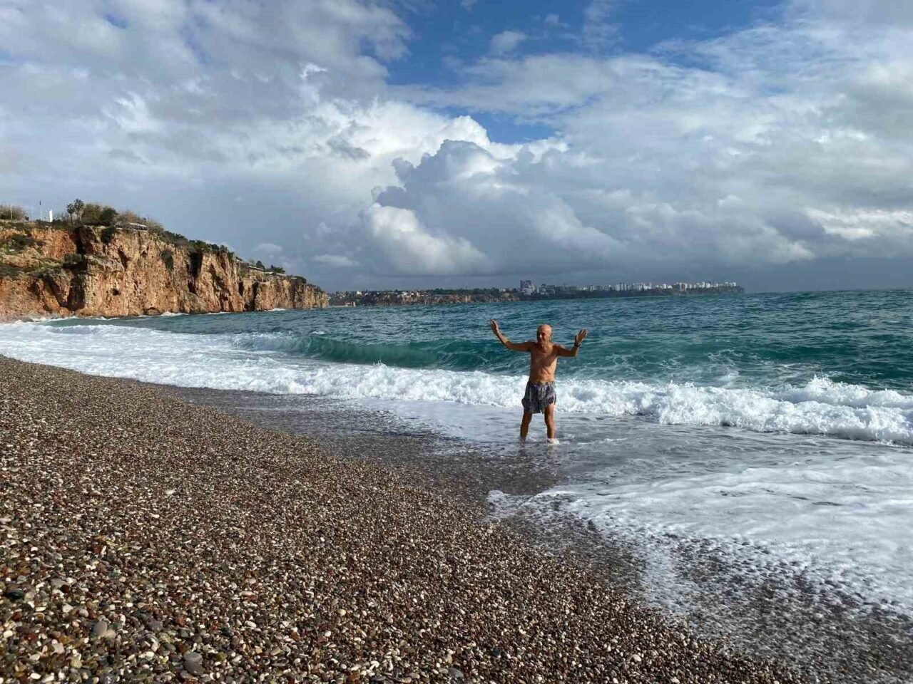 Antalya’da ‘turuncu kod’ uyarısına rağmen güneşli hava ve denizin keyfini çıkardılar