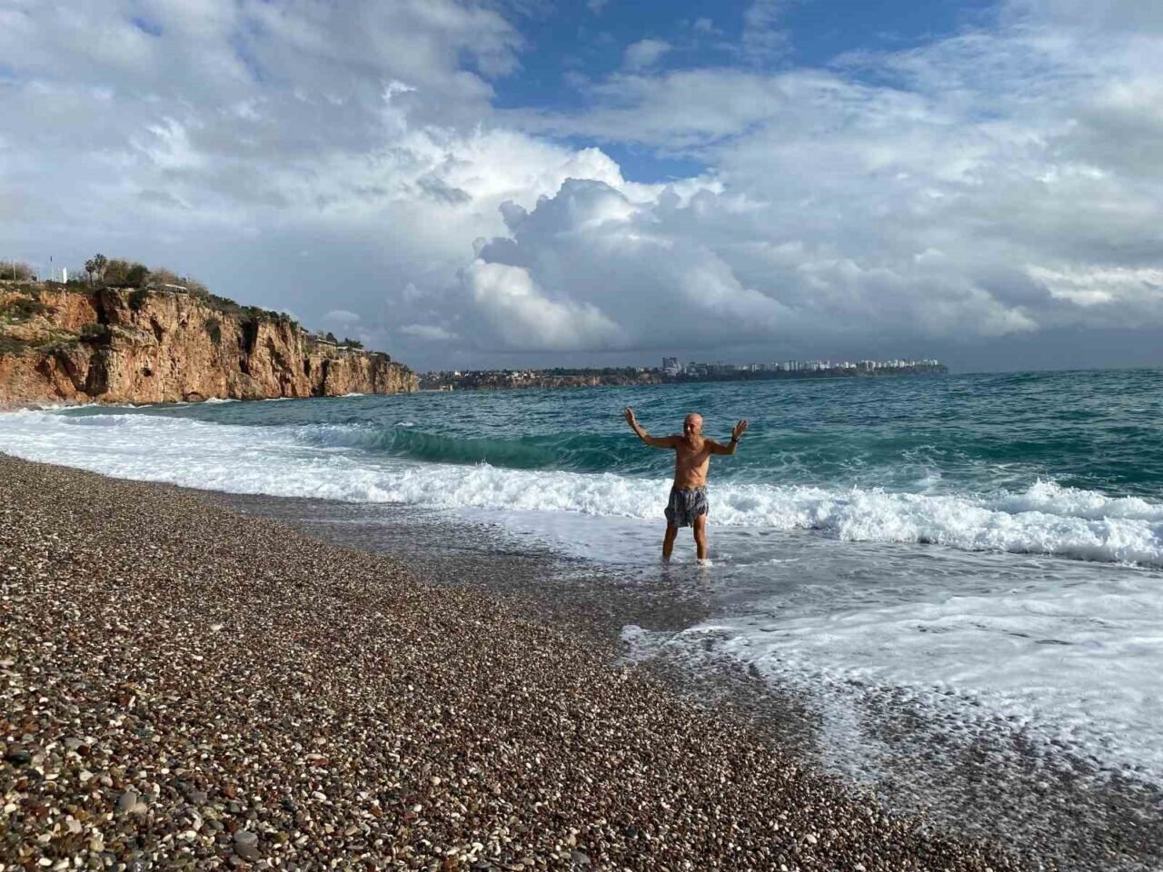 Antalya’da ‘turuncu kod’ uyarısına rağmen güneşli hava ve denizin keyfini çıkardılar