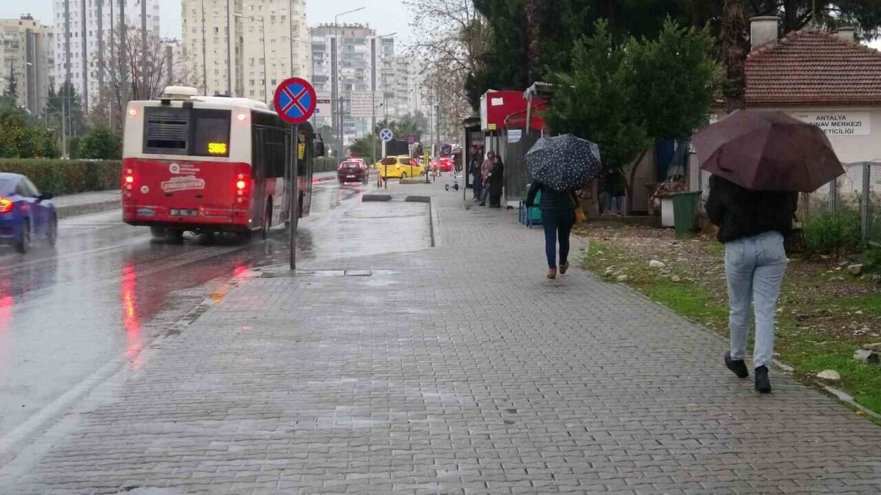 Antalya’da yağmur trafiği aksattı, Konyaaltı Sahili sisle kaplandı