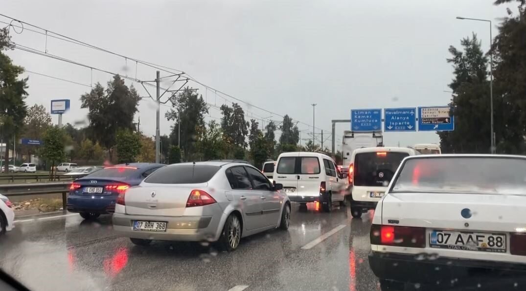 Antalya’da yağmur trafiği aksattı, Konyaaltı Sahili sisle kaplandı