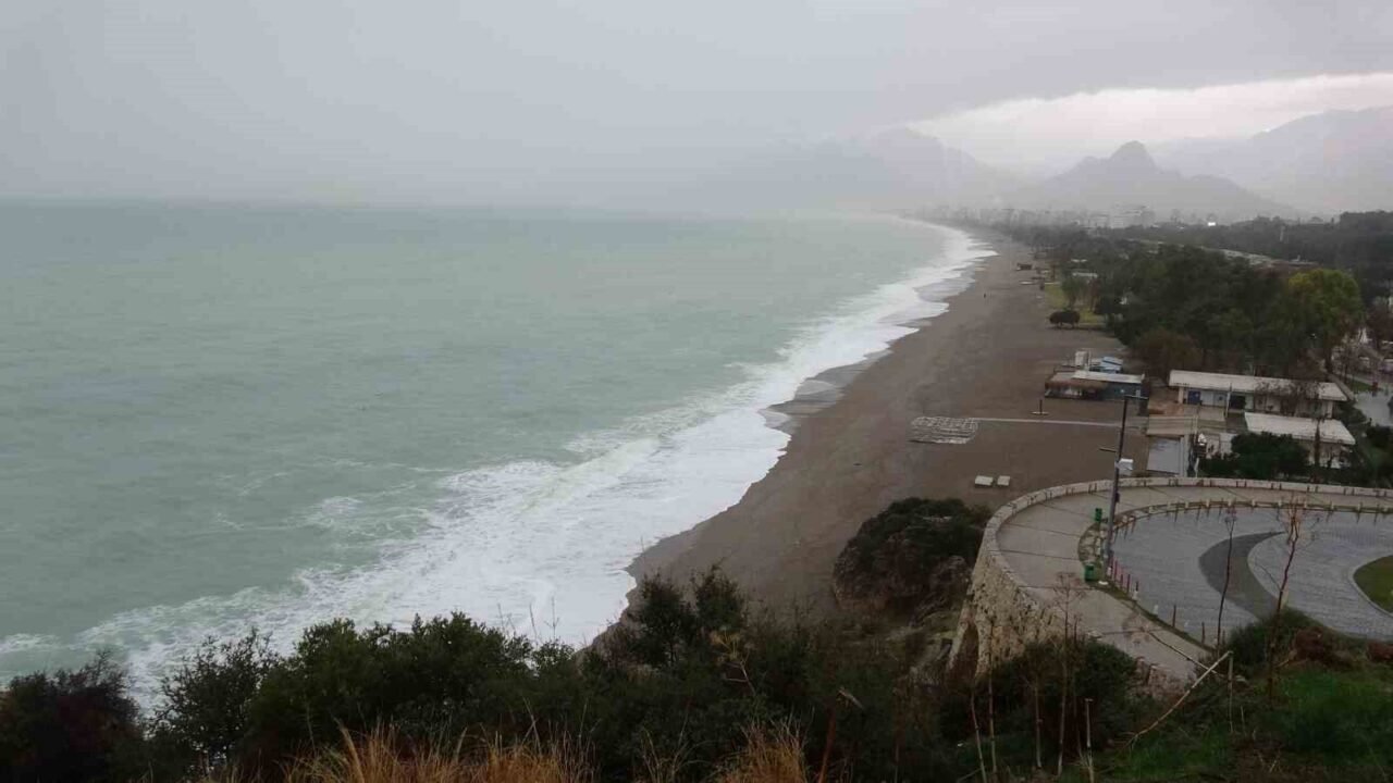 Antalya’da yağmur trafiği aksattı, Konyaaltı Sahili sisle kaplandı