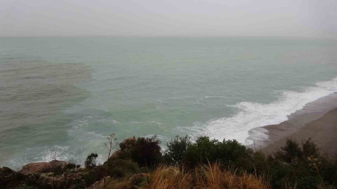 Antalya’da yağmur trafiği aksattı, Konyaaltı Sahili sisle kaplandı