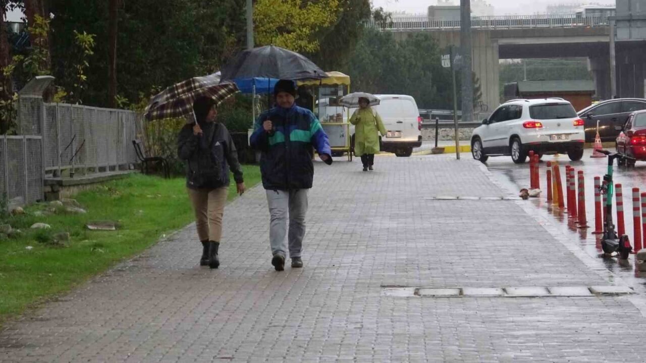 Antalya’da yağmur trafiği aksattı, Konyaaltı Sahili sisle kaplandı