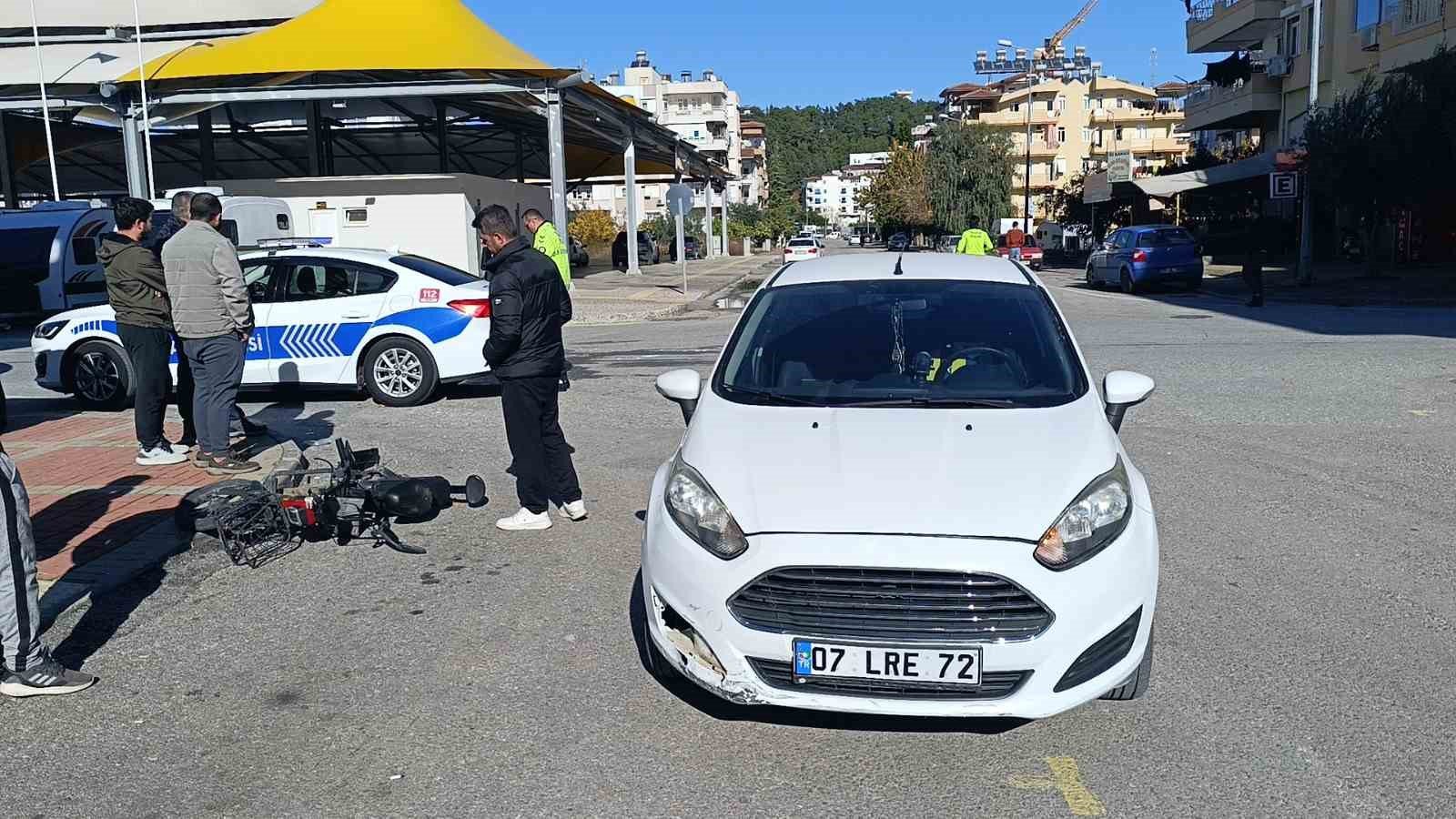 Araba ile elektrikli bisiklet çarpıştı: 1 yaralı