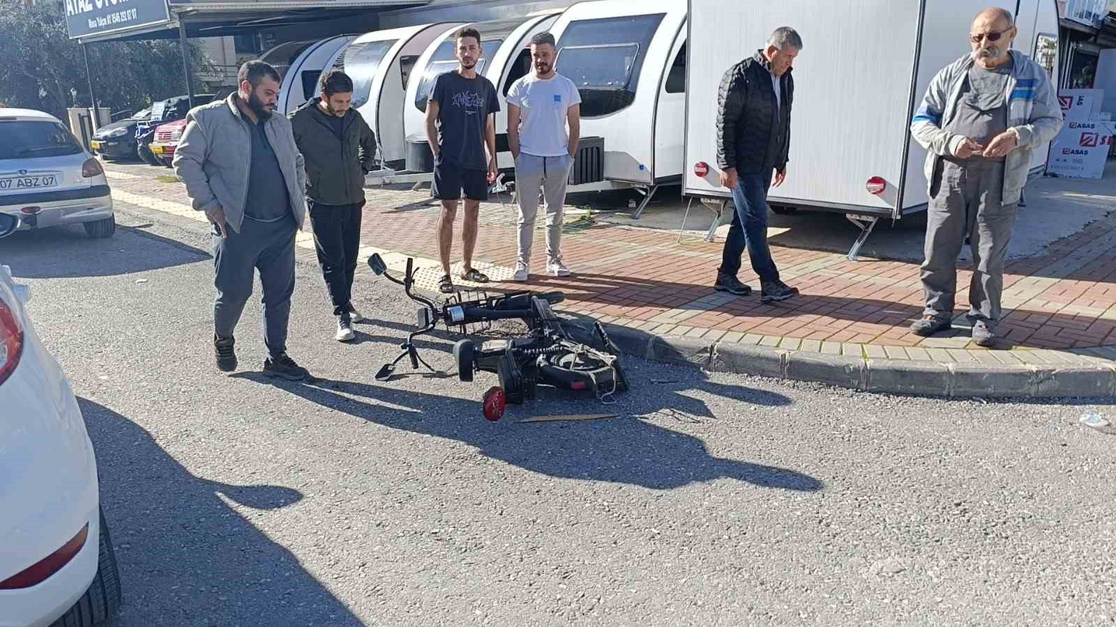 Araba ile elektrikli bisiklet çarpıştı: 1 yaralı