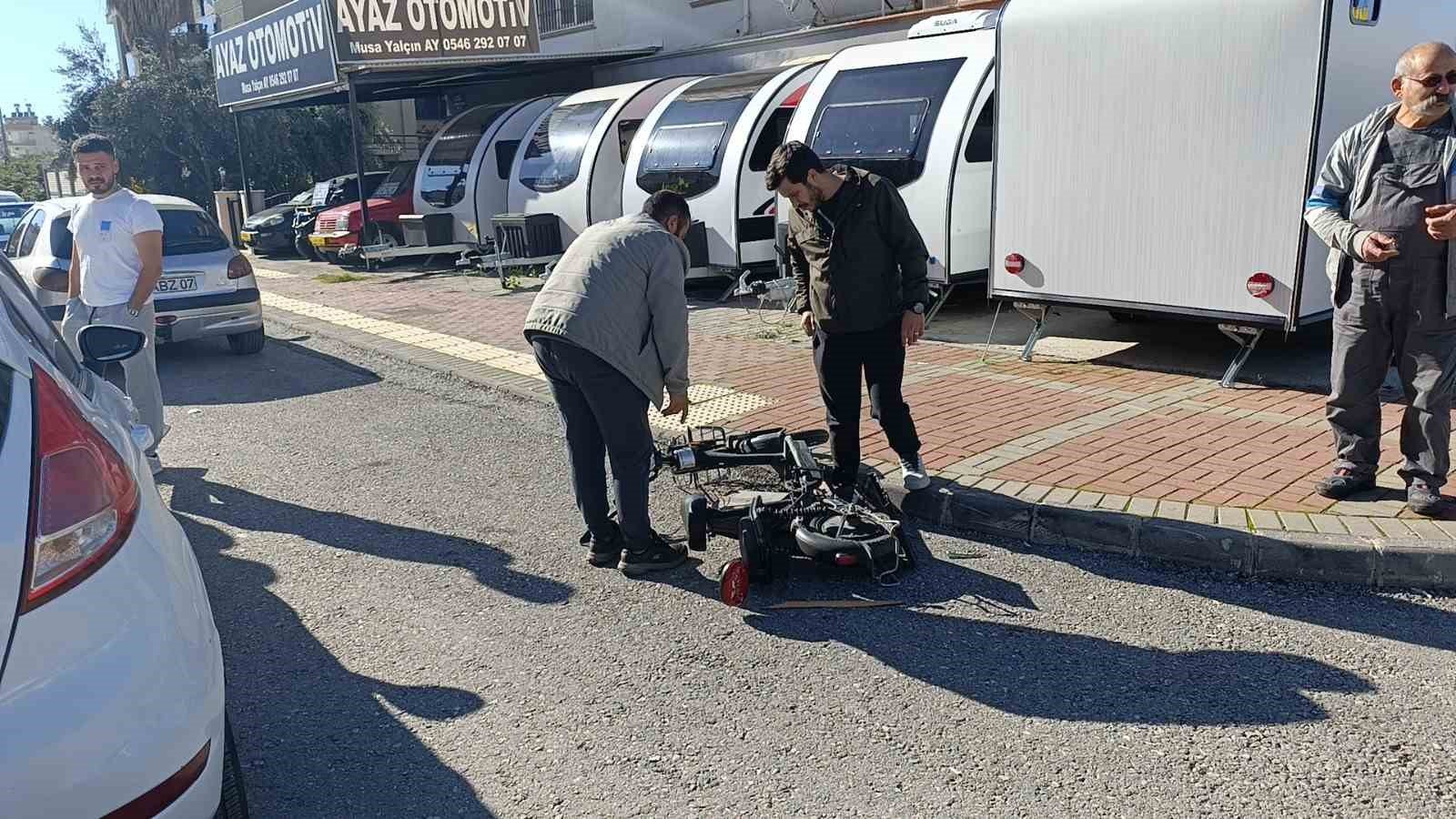 Araba ile elektrikli bisiklet çarpıştı: 1 yaralı