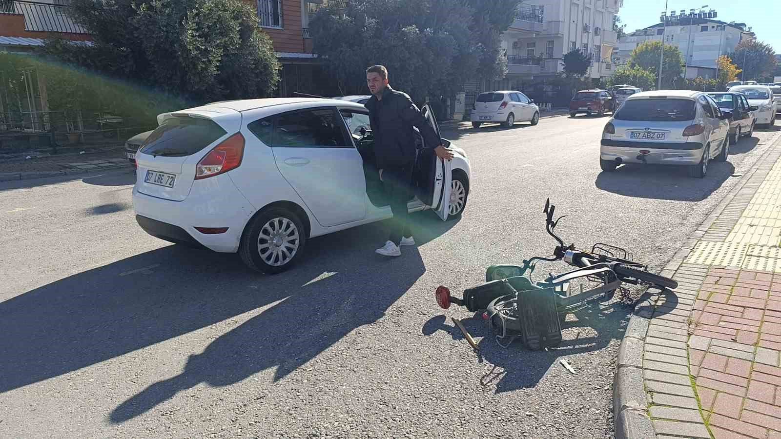 Araba ile elektrikli bisiklet çarpıştı: 1 yaralı
