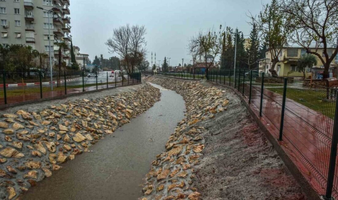 Kepez Belediyesinin, Ay Deresi’nin Güneş Mahallesi bölümünde yaptığı drenaj hattı