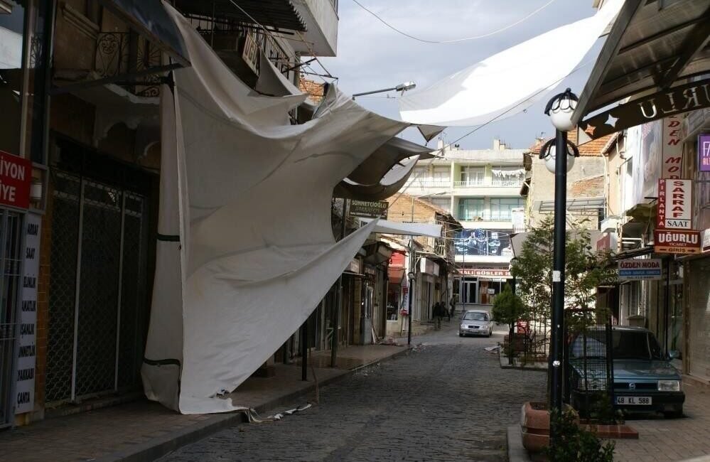Aydın’a kuvvetli sağanak yağış uyarısının ardından, kuvvetli rüzgar ve fırtına
