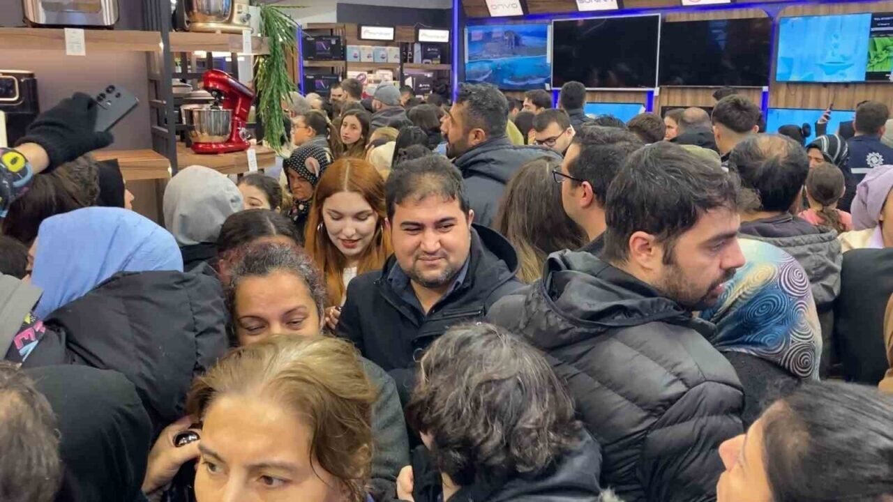 Aydın’da AVM açılışı kaosa dönüştü: Trafik kilitlendi, sıra kavgaları yaşandı